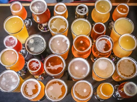 Hoe drink je speciaalbier op de juiste manier? Ontdek welk bierglas je gebruikt, de ideale serveertemperatuur, hoe je speciaalbier perfect inschenkt én hoe je meer smaak uit ieder glas haalt.